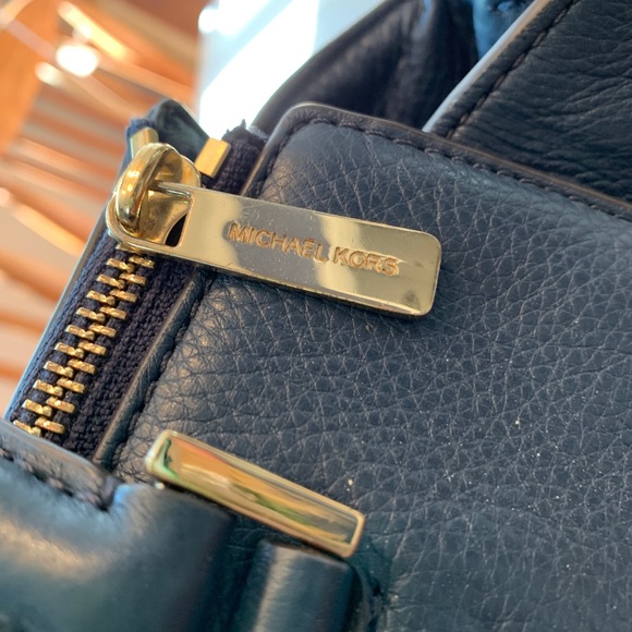 Michael Kors navy handbag with shoulder strap - Picture 4 of 8